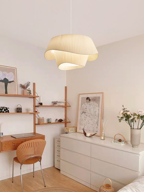 Minimalistischer Kronleuchter aus plissiertem Stoff