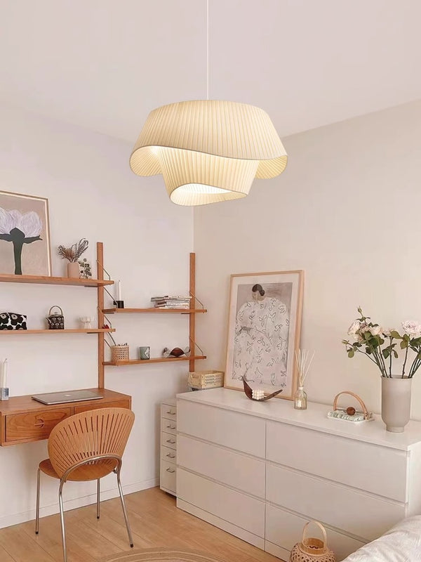 Minimalistischer Kronleuchter aus plissiertem Stoff