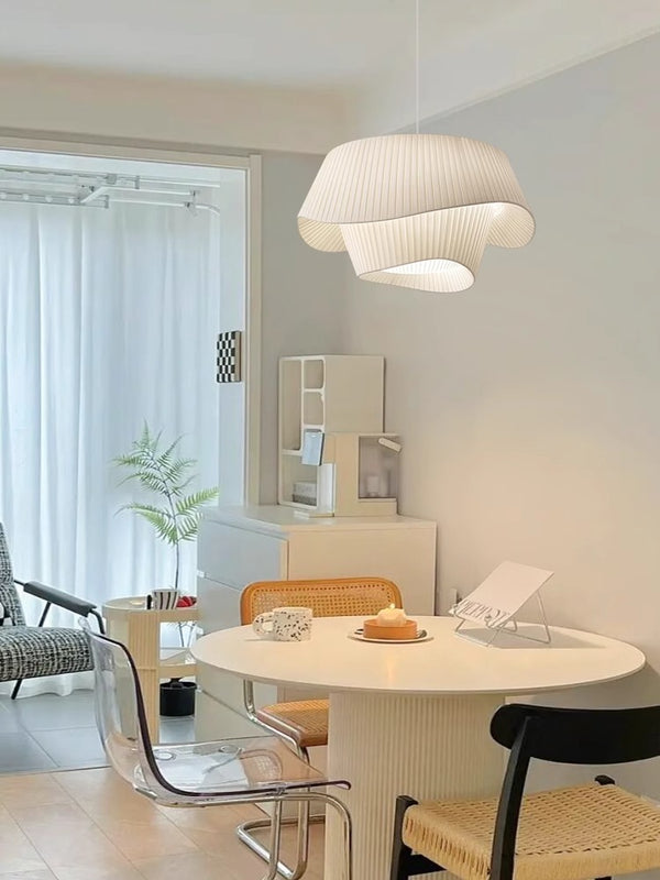 Minimalistischer Kronleuchter aus plissiertem Stoff