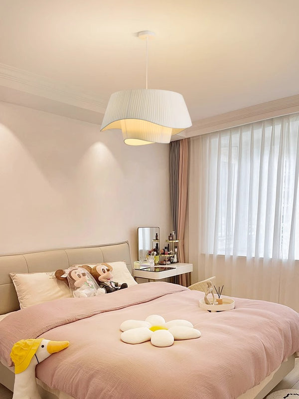 Minimalistischer Kronleuchter aus plissiertem Stoff