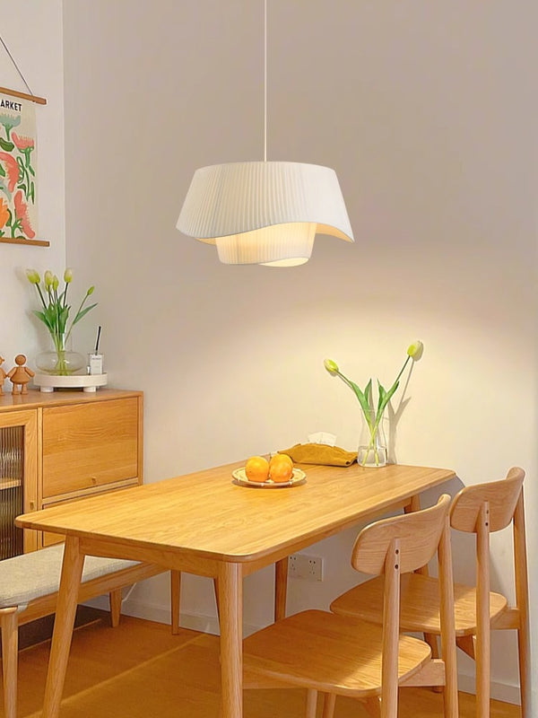 Minimalistischer Kronleuchter aus plissiertem Stoff