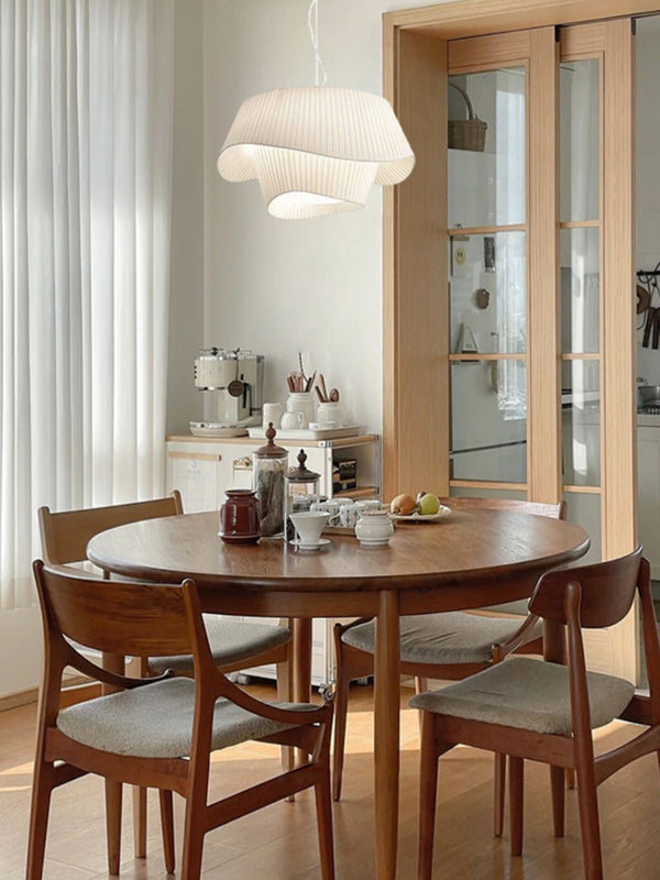 Minimalistischer Kronleuchter aus plissiertem Stoff