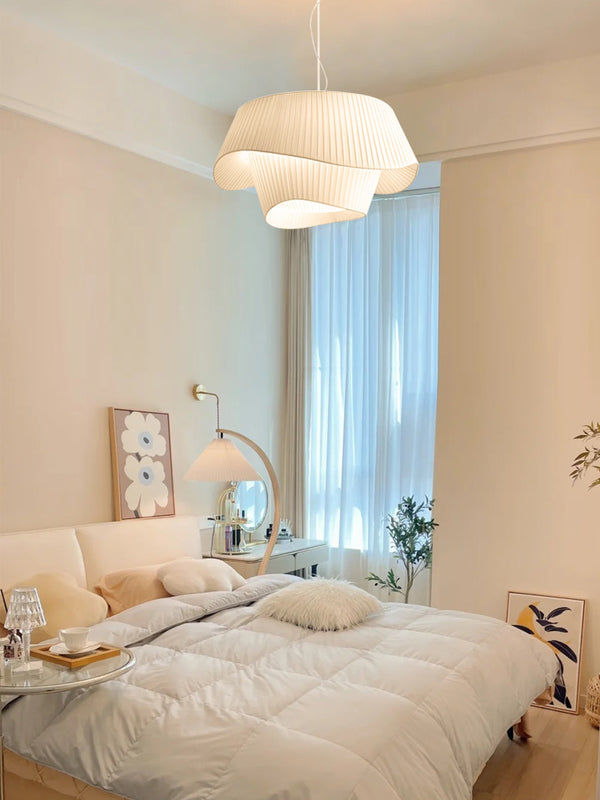 Minimalistischer Kronleuchter aus plissiertem Stoff