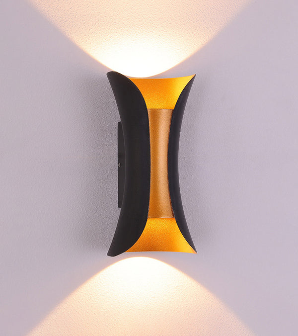 Schlichte LED-Außenwandleuchte für den Garten