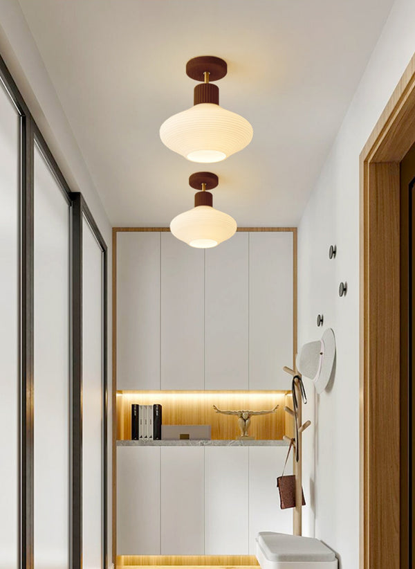Deckenlampe aus Massivholz im cremefarbenen Stil