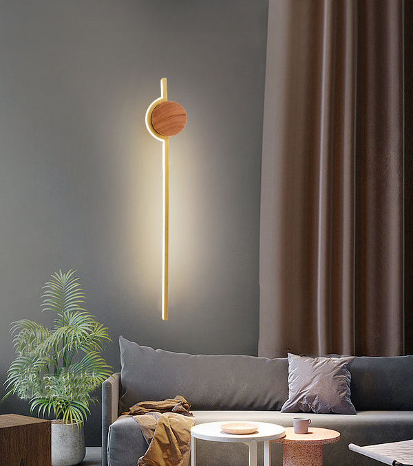 Minimalistische LED-Wandleuchte aus Massivholzstreifen