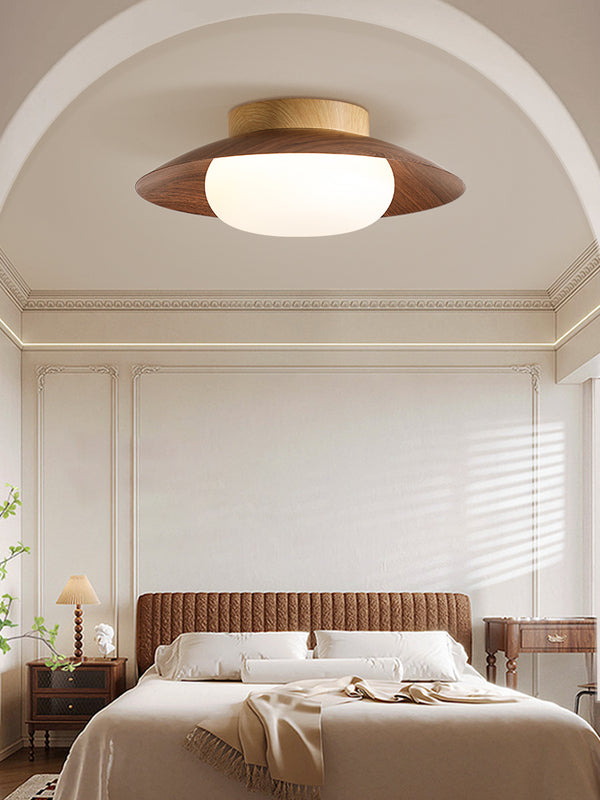 Deckenlampe aus cremefarbenem Strohhut