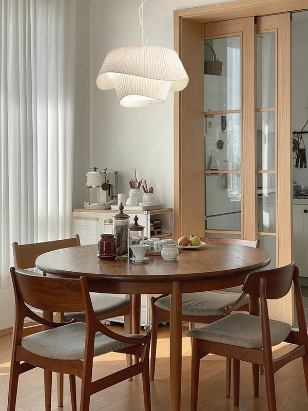 Minimalistischer Kronleuchter aus plissiertem Stoff