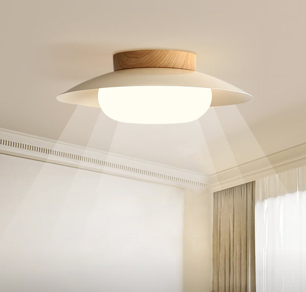 Deckenlampe aus cremefarbenem Strohhut