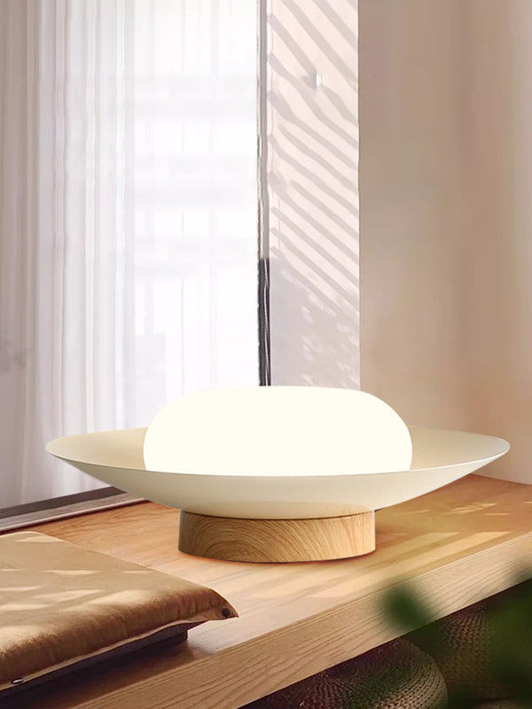 Deckenlampe aus cremefarbenem Strohhut
