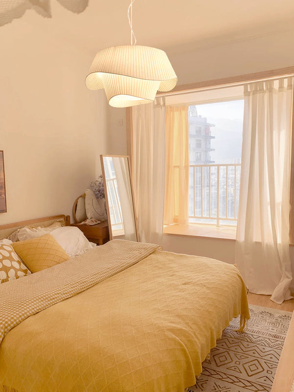 Minimalistischer Kronleuchter aus plissiertem Stoff