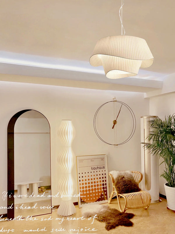 Minimalistischer Kronleuchter aus plissiertem Stoff