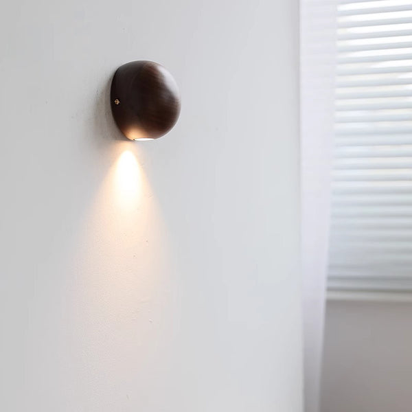 Dekorative Wandlampe aus Massivholz für das Schlafzimmer