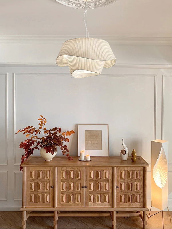 Minimalistischer Kronleuchter aus plissiertem Stoff