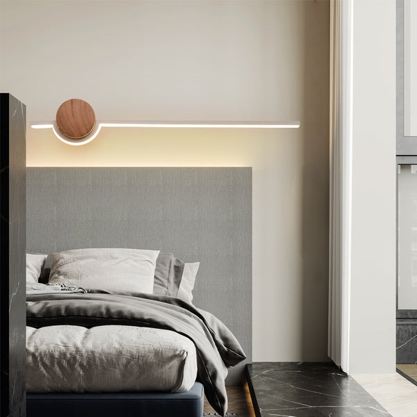 Minimalistische LED-Wandleuchte aus Massivholzstreifen