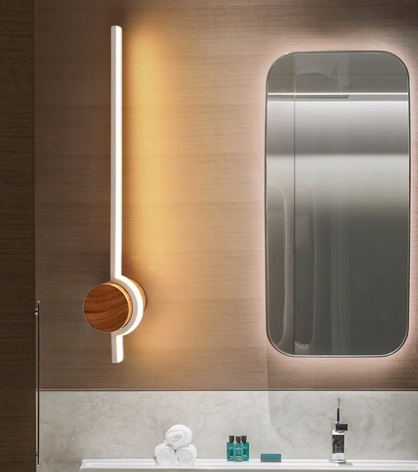 Minimalistische LED-Wandleuchte aus Massivholzstreifen