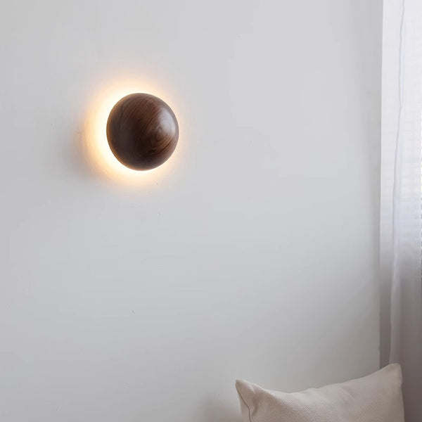 Dekorative Wandlampe aus Massivholz für das Schlafzimmer
