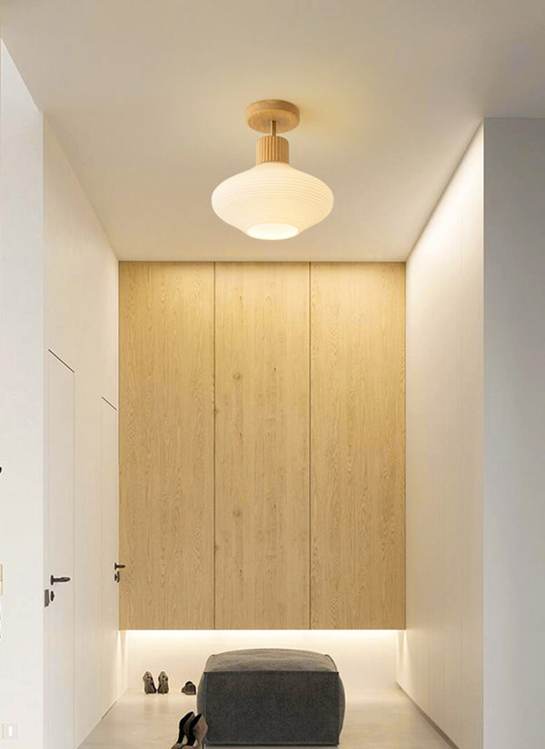 Deckenlampe aus Massivholz im cremefarbenen Stil