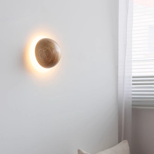 Dekorative Wandlampe aus Massivholz für das Schlafzimmer