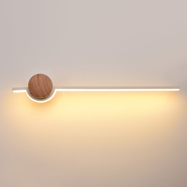 Minimalistische LED-Wandleuchte aus Massivholzstreifen