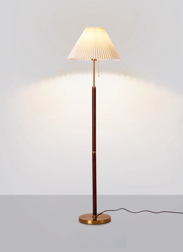 Stehlampe aus Walnussholz mit Plissee