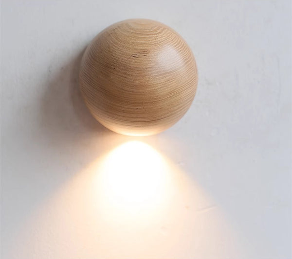 Dekorative Wandlampe aus Massivholz für das Schlafzimmer