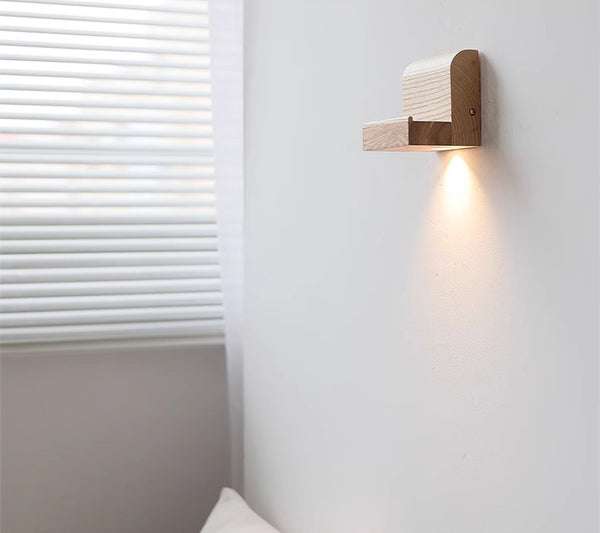 Dekorative Wandlampe aus Massivholz für das Schlafzimmer