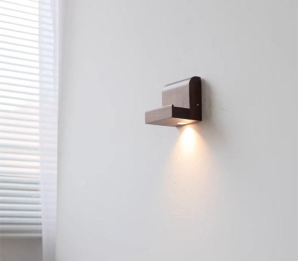 Dekorative Wandlampe aus Massivholz für das Schlafzimmer