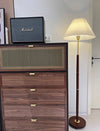 Stehlampe aus Walnussholz mit Plissee