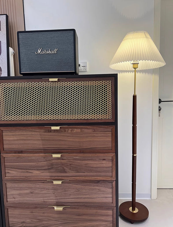 Stehlampe aus Walnussholz mit Plissee