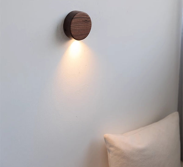 Dekorative Wandlampe aus Massivholz für das Schlafzimmer