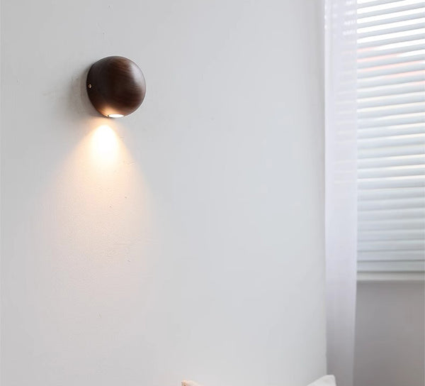 Dekorative Wandlampe aus Massivholz für das Schlafzimmer