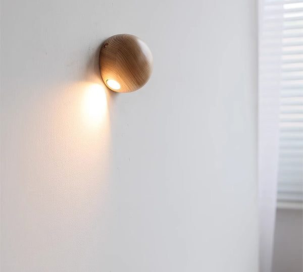 Dekorative Wandlampe aus Massivholz für das Schlafzimmer