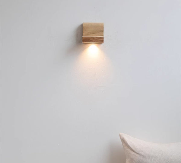 Dekorative Wandlampe aus Massivholz für das Schlafzimmer