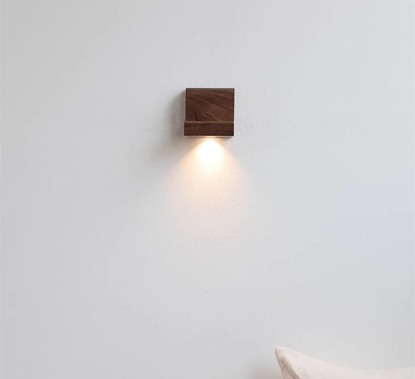 Dekorative Wandlampe aus Massivholz für das Schlafzimmer