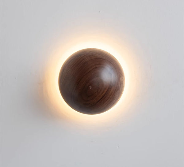 Dekorative Wandlampe aus Massivholz für das Schlafzimmer