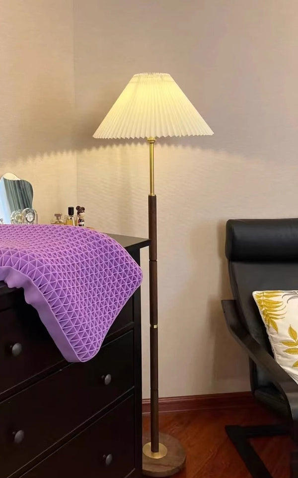 Stehlampe aus Walnussholz mit Plissee