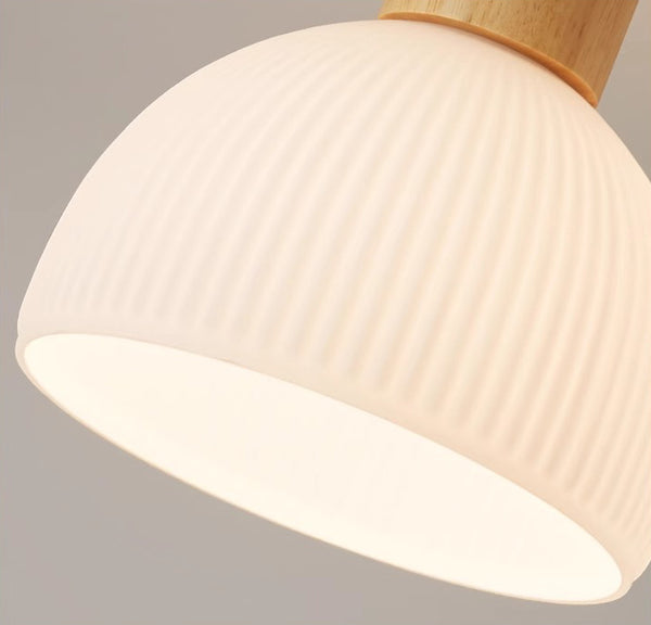 Deckenlampe aus Massivholz im cremefarbenen Stil