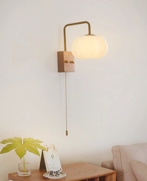 Kreative Wandlampe aus Massivholz in Baumwollform