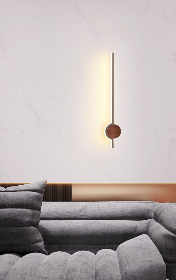 Minimalistische LED-Wandleuchte aus Massivholzstreifen