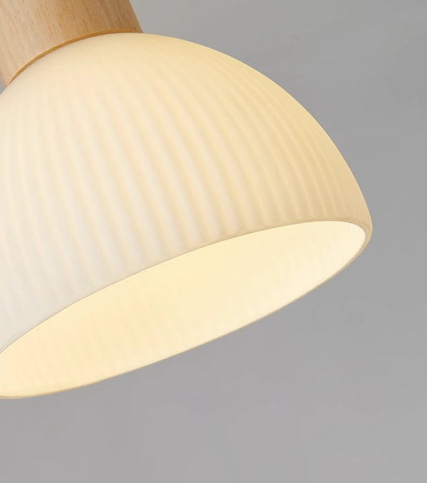 Deckenlampe aus Massivholz im cremefarbenen Stil