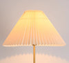 Stehlampe aus Walnussholz mit Plissee
