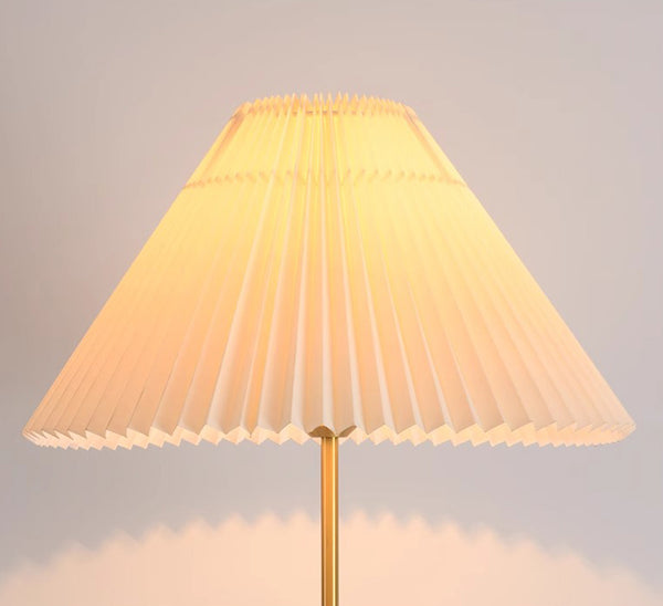 Stehlampe aus Walnussholz mit Plissee