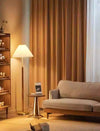 Stehlampe aus Walnussholz mit Plissee