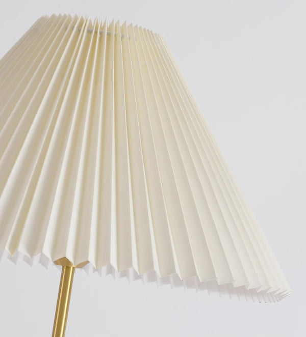 Stehlampe aus Walnussholz mit Plissee