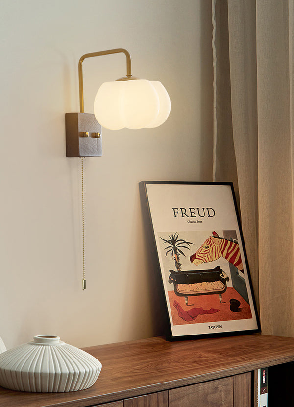 Kreative Wandlampe aus Massivholz in Baumwollform