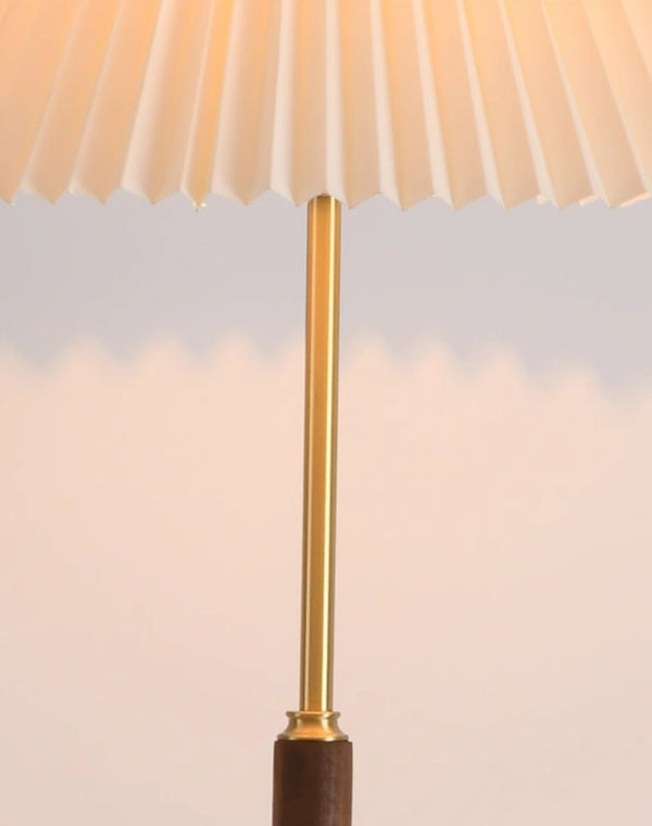 Stehlampe aus Walnussholz mit Plissee