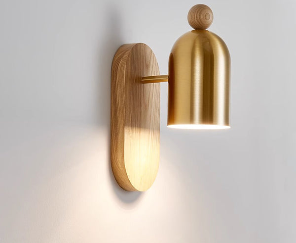 Wandlampe aus Massivholz im mittelalterlichen Stil