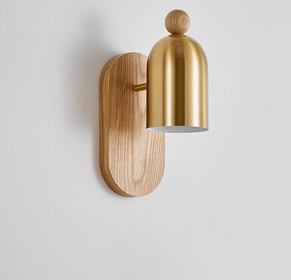 Wandlampe aus Massivholz im mittelalterlichen Stil