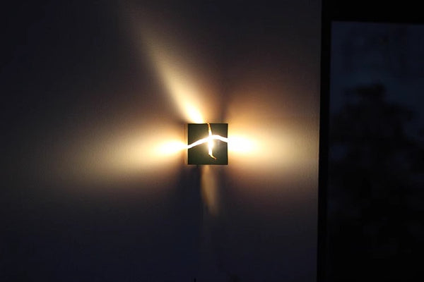 Wandleuchte aus rissigem Massivholz